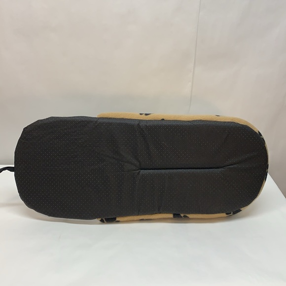 Plush Cat/Dog Cave Pet Bed slipper shoe shaped paw print - Picture 6 of 7